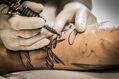 Spôsobuje Vám tetovanie problémy v práci?